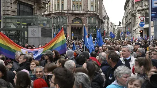 Waving EU and party flags Hungarian demonstrators protest against a law that effectively bans LGBTQ+ Pride events and restricts the right to assembly in the downtown of Budapest, Hungary, Tuesday, March 25, 2025. (Zoltan Mathe/MTI via AP)